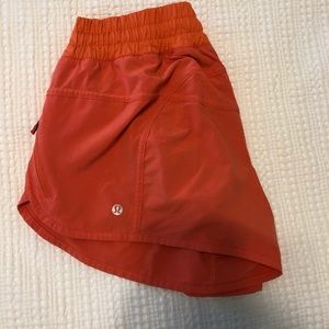 Coral Tracker 4 lululemon shorts
